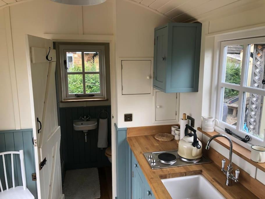 Romantic Shepherds Hut With Stunning Sunsets Hollingbourne Buitenkant foto